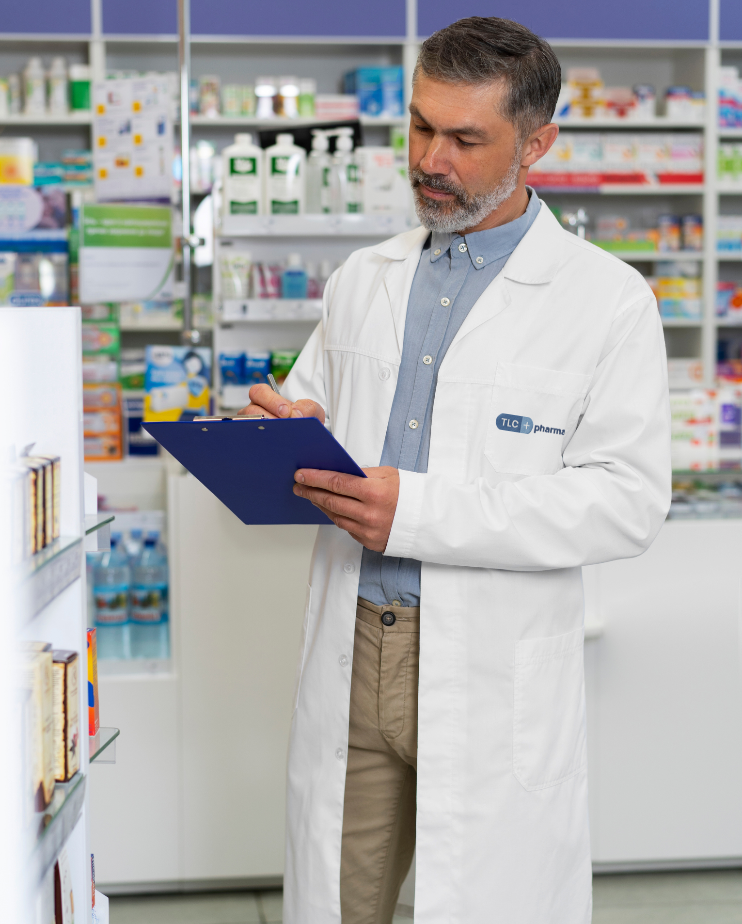 Farmacéutico TLC Pharma revisando inventario